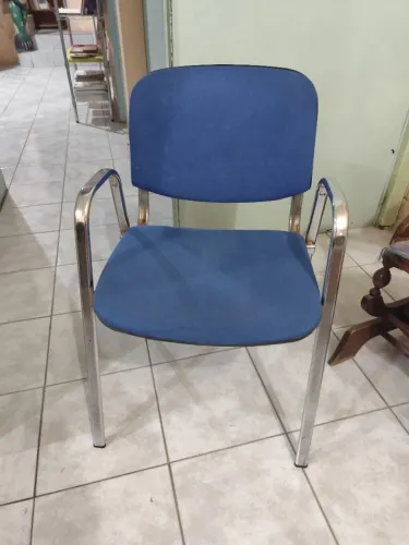 Cadeira de escritório azul com estrutura cromada