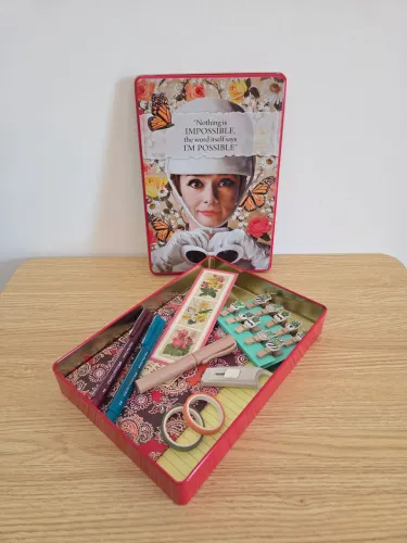 Caixa decorativa de metal com itens de papelaria nova - 11 itens