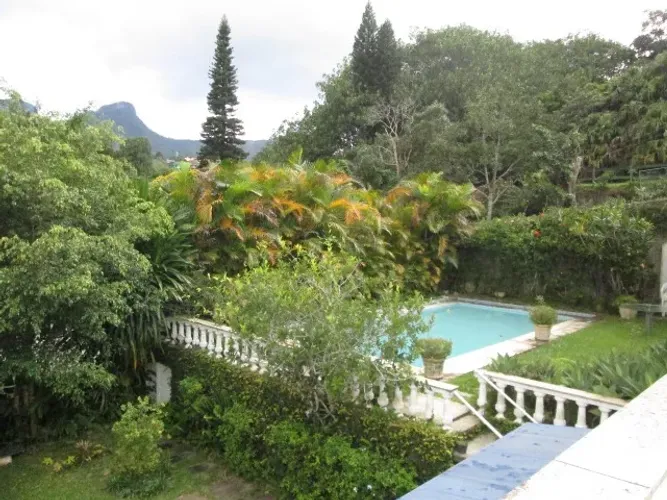 PETRÓPOLIS, CASTELANEA BELA RESIDÊNCIA, ÁREA NOBRE EM RUA SEM SAÍDA