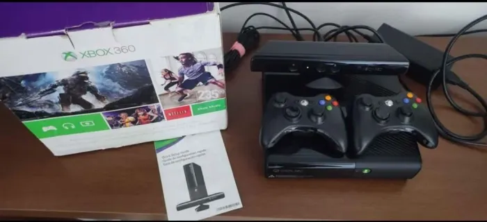 Xbox 360 com Kinect, 2 controles e jogos