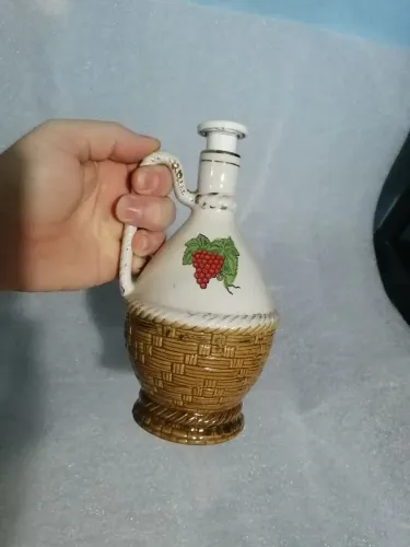 Jarra de vinho antiga de Cerâmica com Detalhes de Uvas