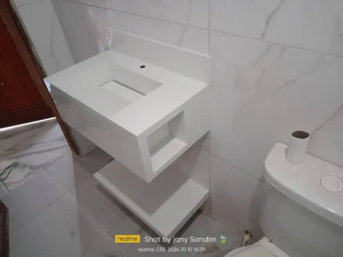 Pia  de banheiro moderna e elegante