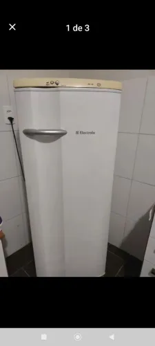 VENDE -SE UMA GELADEIRA EM ÓTIMO ESTADO DE CONSERVAÇÃO,280 LITROS, NÃO ENTREGO 