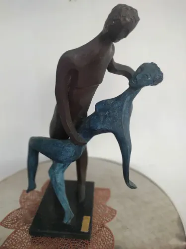 Escultura de casal abstrata em bronze