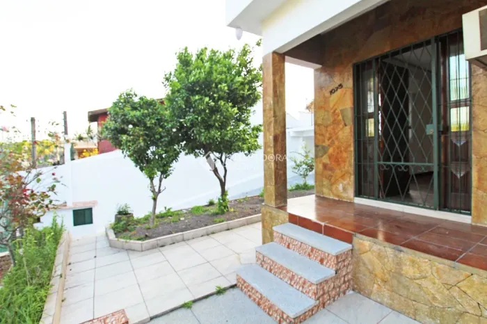 Casa de 4 quartos com 4 vagas à venda no bairro Jardim Itú em Porto Alegre