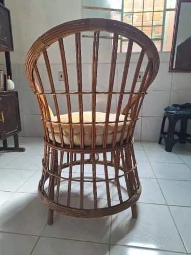 Conjunto de cadeiras de bambu e mesa de centro 