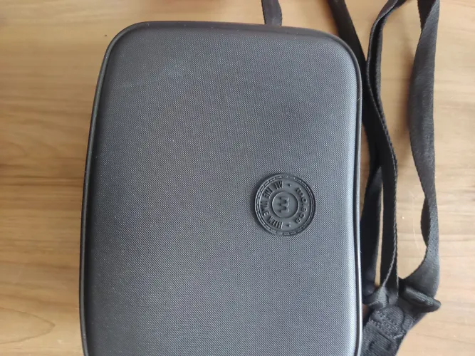 Bolsa de ombro preta com design moderno