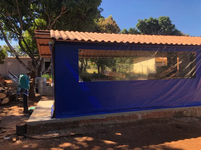 Toldo Cobertura de área externa com fechamento retrátil