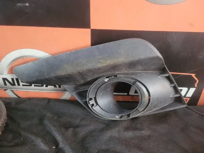 Moldura do Farol de Milha Esquerdo Renault Sandero Logan 2014 a 2019 261A38948R 263362454R