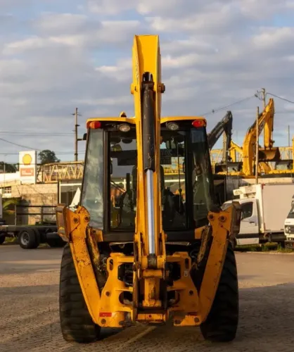Retroescavadeira JCB 2020.