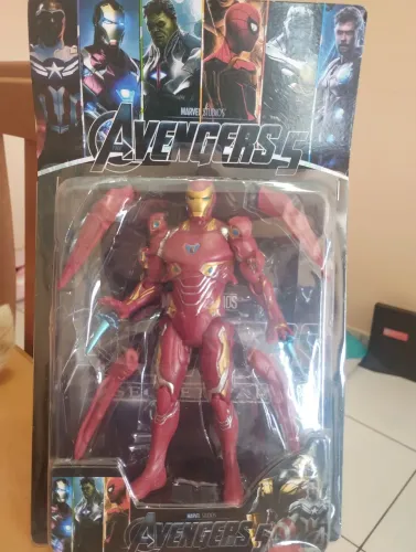 Boneco Marvel Avengers Homem de Ferro C/Acessórios.