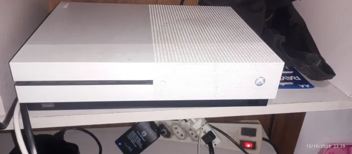 VENDO X BOX ONE C / 3 JOGOS ORIGINAIS E 1 CONTROL