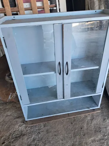 Armario de madeira e vidro