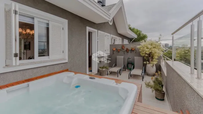 Casa em Condomínio com 3 suítes e 5 vagas no Chácara das Pedras