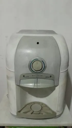 Bebedouro de água funcionando