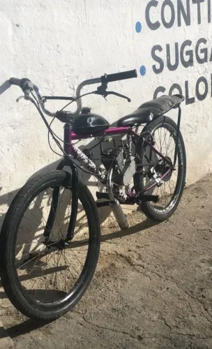 Vendo motorizada motor bicimoto 2 semana de uso paguei 2500 quero 1500