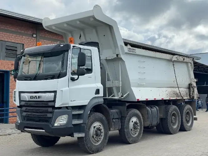 CAMINHÃO DAF CF 480 6X4 OFF-ROAD 2025 - 46 MIL KM - BASCULANTE RANDON PARA MINERAÇÃO