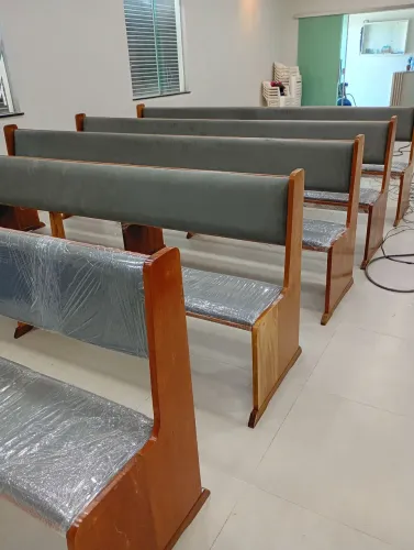Produção de bancos de igreja estufados madeira de lei