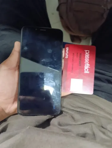 Celular e passe de idoso