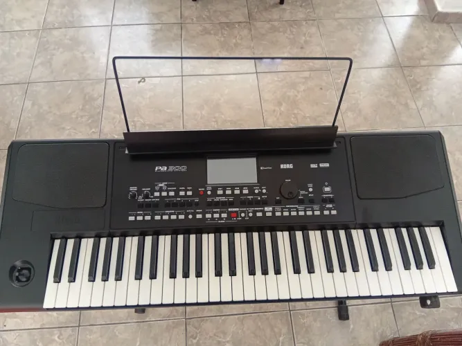 Teclado Korg PA300 arranjador profissional