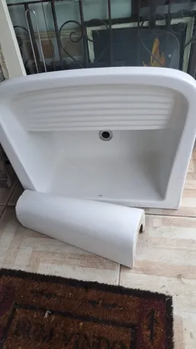 Tanque de louça com coluna