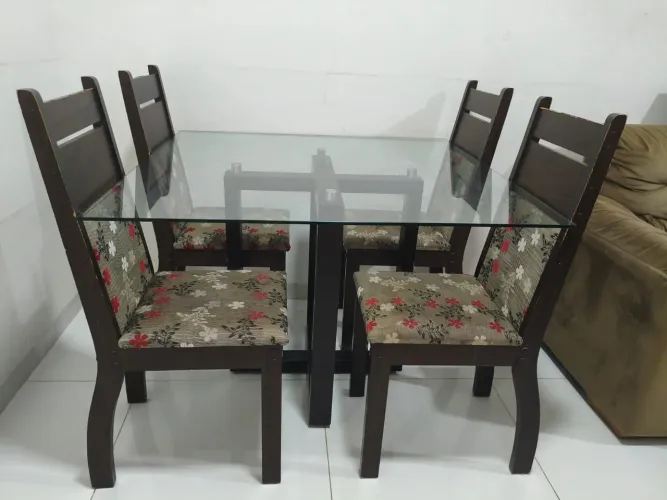 Mesa de vidro com 4 cadeiras