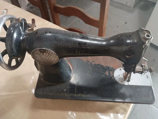 Máquina Singer com motor usada