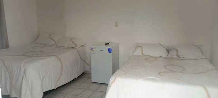 Alugo quarto mobiliado, com duas camas de casal, ar condicionado, frigobar, internet