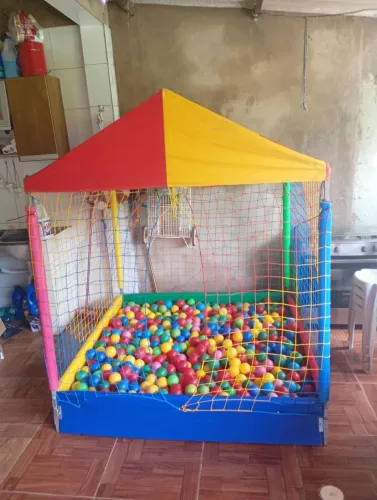 Vende -se piscina de bolinha e máquina de algodão doce