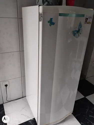 Vendo geladeira. Eletrolux 263 litros