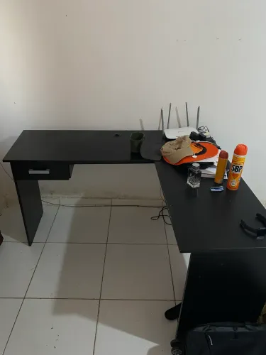 Escrivaninha em formato de L
