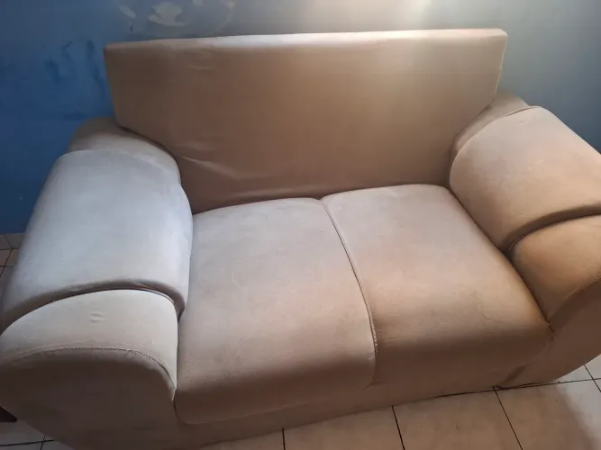 Sofá aconchegante para a sua sala. 2 lugares. Motivo da venda: minha sala é pequena.