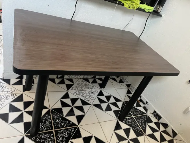 Jogo de mesa com 4 cadeiras