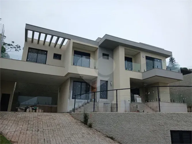 Sobrado Alto Padrão na Serra da Cantareira, Mairiporã| 3 Suítes, Piscina Aquecida e Vista