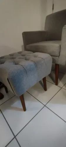 Poltrona com puff na cor cinza