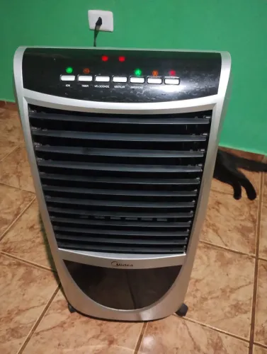 Climatizador e humidificador porém o vento é fraquinho bom pra quarto de criança