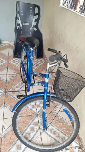 Bicicleta azul com garupa de cadeirinha infantil