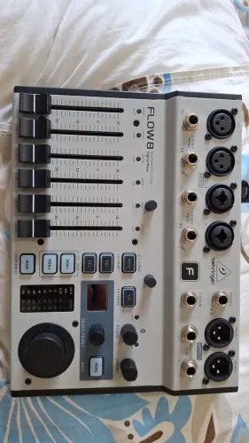 Mesa digital behringer Flow 8