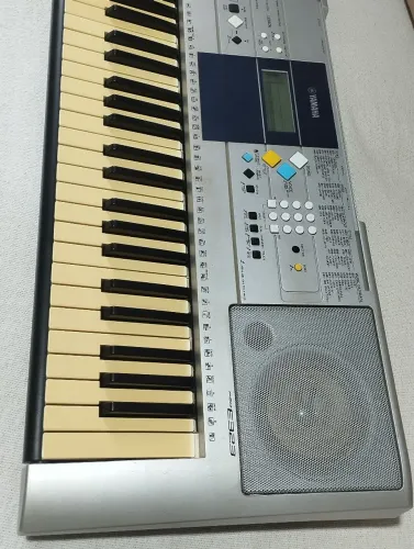 Yamaha PSR E 323