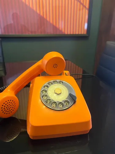 Antigo telefone de disco Laranja