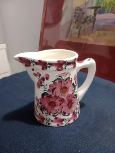 Pequena floreira pintada a mão.