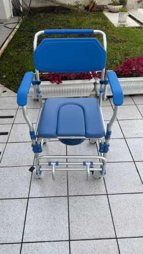 Kit com cadeira de banho dellamed, cadeira de rodas dobrável e Andador dobrável