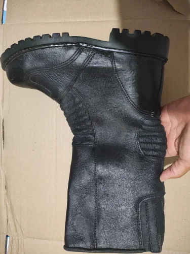 Bota/coturno motoqueiro.