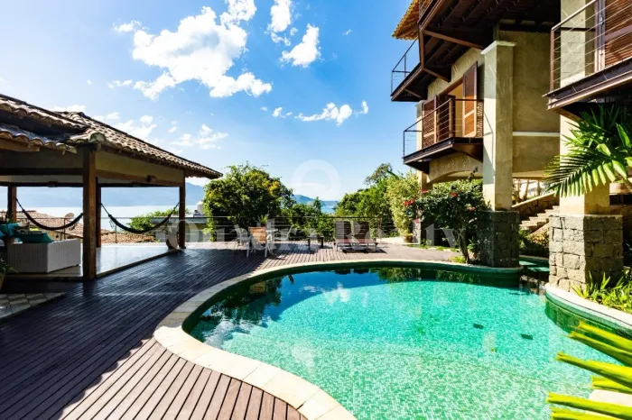 Casa no Condomínio Ponta da Sela com projeto Luiz Hopf