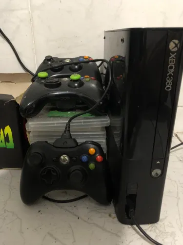 Xbox 360 desbloqueado para cd, com 2 manete com cabo e bateria, alguns cd?s de jogos