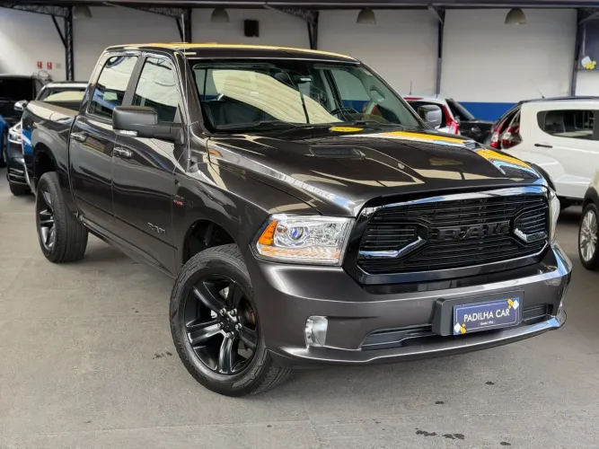 Ram Classic Laramie Night Edition 5.7 V8 16V Gasolina 4X4 Aut. 2022