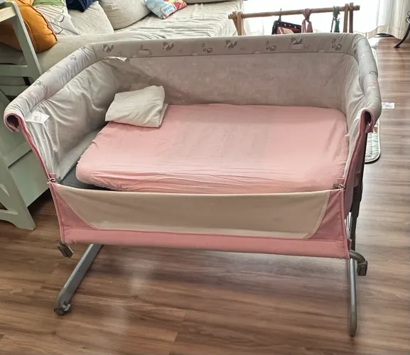 Berço portátil Chicco Next2Me Princess - modelo 7933949, cor rosa.