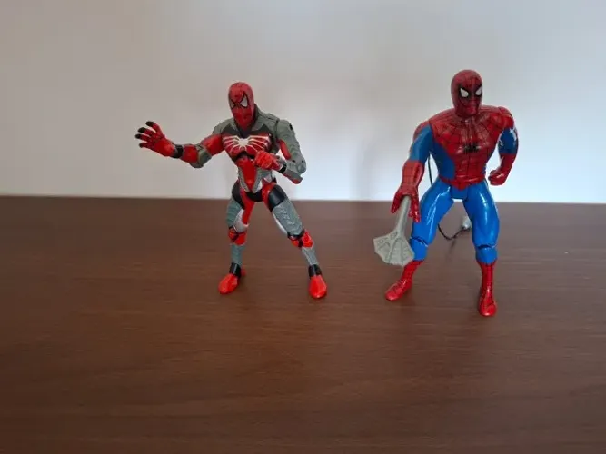 2 bonecos Homem-Aranha Marvel 1994 e 1996