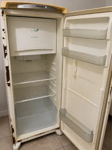 Vendo Geladeira, fogão, pia inox e balcão para pia
