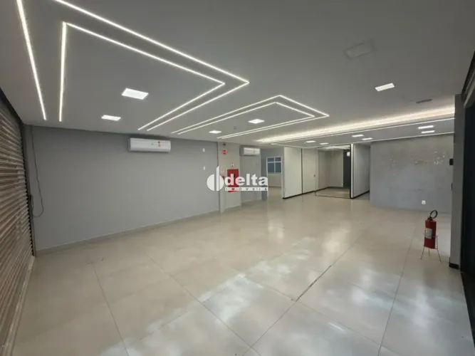 Loja disponível para locação no bairro Granja Marileusa em Uberlândia-MG.